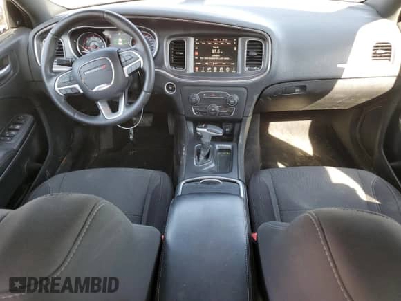 2015 Dodge Charger SXT z VIN 2C3CDXHGXFH811793, wystawiony jako Copart lot #70275445 z przebiegiem 159 640 mil mil oraz Czysty tytuł • Clean title. Historia ofert i sprzedaży dostępna na DreamBid. Obrazek 8.