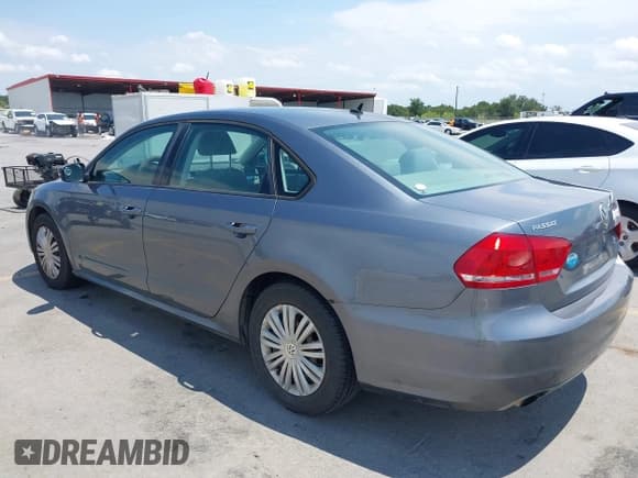 ✅ 2014 Volkswagen Passat S • VIN: 1VWAT7A32EC042816 • Лот: 42979533. Опубликован ранее на IAAI с пробегом 184 251 миль. Бесплатный доступ к архиву аукционных продаж из США и подробный отчёт об истории автомобиля на DreamBid. Изображение 3.