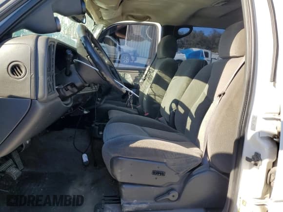 ✅ 2005 Chevrolet Silverado 2500HD LS • VIN: 1GCHK23275F851139 • Lot: 86620585. Wystawiony na Copart z przebiegiem Nie podano. Bezpłatny archiwum sprzedaży aukcyjnych z USA i szczegółowy raport historii pojazdu na DreamBid. Zdjęcie 7.