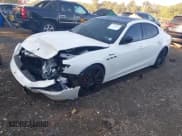 ✅ 2022 Maserati Ghibli Modena Q4 • VIN: ZAM57YTM1NX398070 • Lot: 43238841. Wystawiony na IAAI z przebiegiem 25 985 mil. Bezpłatny archiwum sprzedaży aukcyjnych z USA i szczegółowy raport historii pojazdu na DreamBid. Zdjęcie 2.