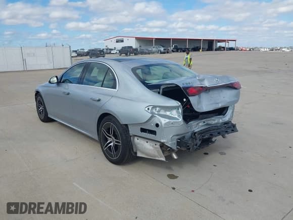 ✅ 2025 Mercedes-Benz E 350 • VIN: W1KLF4GB7SA156551 • Лот: 43628921. Опубликован ранее на IAAI с пробегом 3 902 миль. Бесплатный доступ к архиву аукционных продаж из США и подробный отчёт об истории автомобиля на DreamBid. Изображение 3.