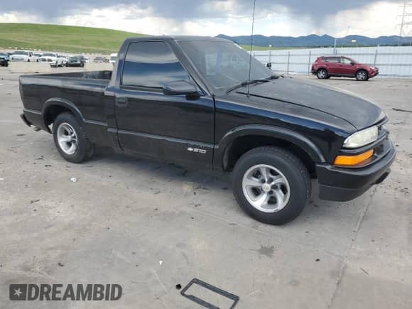 2002 Chevrolet S-10 LS with VIN 1GCCS145528106855, listed as a Copart auction lot 60869495 with 144,247 mi miles and Salvage title. Bid and sale history available at DreamBid. Image 4.