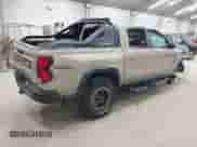 2023 Chevrolet Colorado 4WD ZR2 z VIN 1GCPTFEK4P1215680, wystawiony jako IAAI lot #43174110 z przebiegiem 29 585 mil mil oraz . Historia ofert i sprzedaży dostępna na DreamBid. Obrazek 4.