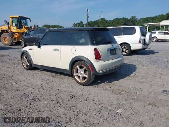 2006 MINI Hardtop с VIN WMWRC33506TK18077, выставлен на аукционе IAAI как лот 42583190 с пробегом 170 819 миль миль и . История ставок и продаж доступна на DreamBid. Изображение 3.