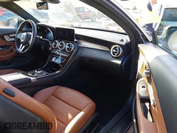 ✅ 2019 Mercedes-Benz C 300 • VIN: WDDWJ8DB8KF826229 • Lot: 41932314. Wystawiony na IAAI z przebiegiem 51 305 mil. Bezpłatny archiwum sprzedaży aukcyjnych z USA i szczegółowy raport historii pojazdu na DreamBid. Zdjęcie 5.