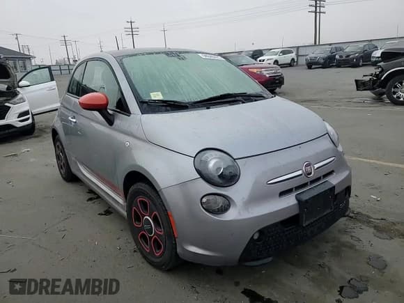 ✅ 2018 FIAT 500e • VIN: 3C3CFFGE3JT369329 • Lot: 94040425. Wystawiony na Copart z przebiegiem 53 262 mil. Bezpłatny archiwum sprzedaży aukcyjnych z USA i szczegółowy raport historii pojazdu na DreamBid. Zdjęcie 14.