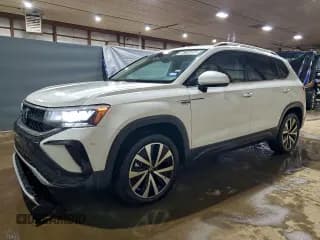 ✅ 2024 Volkswagen Taos SE • VIN: 3VVSX7B23RM116610 • Lot: 96795385. Wystawiony na Copart z przebiegiem 34 696 mil. Bezpłatny archiwum sprzedaży aukcyjnych z USA i szczegółowy raport historii pojazdu na DreamBid. Zdjęcie 1.