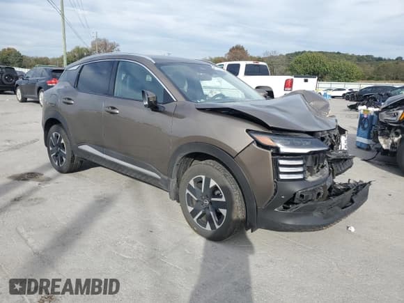 ✅ 2025 Nissan Kicks SR • VIN: 3N8AP6DB4SL332659 • Lot: 87180415. Wystawiony na Copart z przebiegiem 14 812 mil. Bezpłatny archiwum sprzedaży aukcyjnych z USA i szczegółowy raport historii pojazdu na DreamBid. Zdjęcie 4.