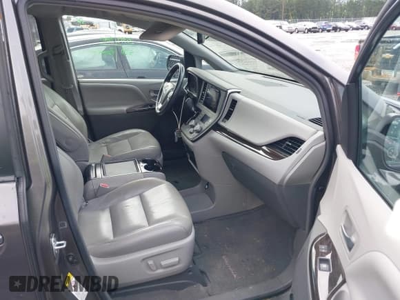 ✅ 2017 Toyota Sienna XLE Auto Access Seat • VIN: 5TDYZ3DC0HS814303 • Lot: 42358222. Listed on IAAI with 89,720 mi. Free auction sales archive from the USA and detailed vehicle history report at DreamBid. Image 5.