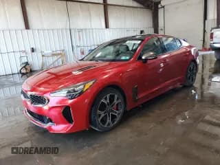 ✅ 2018 Kia Stinger GT2 • VIN: KNAE55LC6J6015981 • Lot: 85261615. Wystawiony na Copart z przebiegiem 108 787 mil. Bezpłatny archiwum sprzedaży aukcyjnych z USA i szczegółowy raport historii pojazdu na DreamBid. Zdjęcie 1.