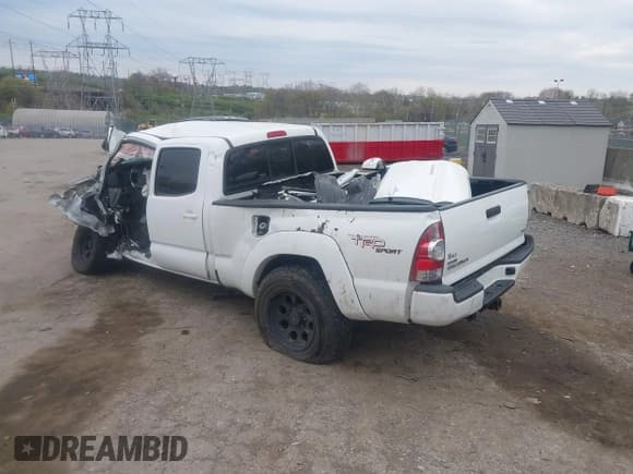 ✅ 2013 Toyota Tacoma • VIN: 5TFMU4FN9DX019465 • Lot: 42010194. Listed on IAAI with 115,812 mi. Free auction sales archive from the USA and detailed vehicle history report at DreamBid. Image 3.