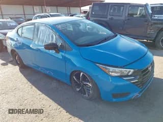 ✅ 2025 Nissan Versa SR • VIN: 3N1CN8FV3SL834868 • Lot: 42905032. Wystawiony na IAAI z przebiegiem 11 803 mil. Bezpłatny archiwum sprzedaży aukcyjnych z USA i szczegółowy raport historii pojazdu na DreamBid. Zdjęcie 1.