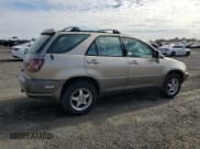 ✅ 1999 Lexus RX 300 • VIN: JT6GF10UXX0011546 • Lot: 91287475. Wystawiony na Copart z przebiegiem 261 865 mil. Bezpłatny archiwum sprzedaży aukcyjnych z USA i szczegółowy raport historii pojazdu na DreamBid. Zdjęcie 3.