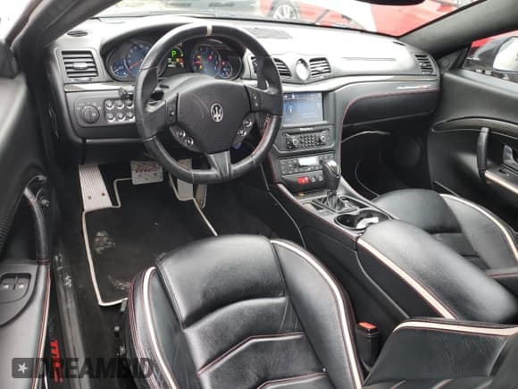 ✅ 2015 Maserati GranTurismo MC • VIN: ZAM45VLA8F0138345 • Lot: 48228745. Wystawiony na Copart z przebiegiem 44 853 mil. Bezpłatny archiwum sprzedaży aukcyjnych z USA i szczegółowy raport historii pojazdu na DreamBid. Zdjęcie 8.