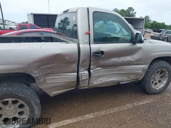 2002 Chevrolet Silverado 1500 LS z VIN 1GCEK14V02Z189954, wystawiony jako IAAI lot #42536149 z przebiegiem 223 924 mil mil oraz . Historia ofert i sprzedaży dostępna na DreamBid. Obrazek 6.