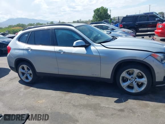 ✅ 2015 BMW X1 xDrive35i • VIN: WBAVM5C56FVV94911 • Lot: 42781558. Wystawiony na IAAI z przebiegiem 51 143 mil. Bezpłatny archiwum sprzedaży aukcyjnych z USA i szczegółowy raport historii pojazdu na DreamBid. Zdjęcie 13.