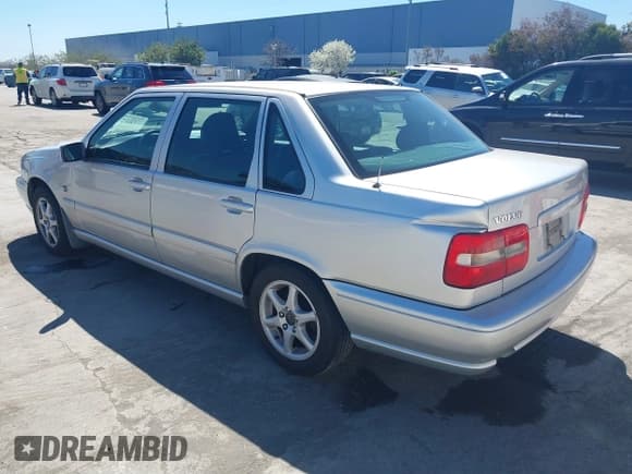✅ 2000 Volvo S70 • VIN: YV1LS61J8Y2651811 • Лот: 41867862. Опубликован ранее на IAAI с пробегом 174 509 миль. Бесплатный доступ к архиву аукционных продаж из США и подробный отчёт об истории автомобиля на DreamBid. Изображение 3.