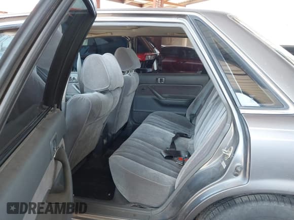 ✅ 1989 Toyota Camry • VIN: 4T1SV22E7KU046754 • Lot: 42302359. Wystawiony na IAAI z przebiegiem 188 583 mil. Bezpłatny archiwum sprzedaży aukcyjnych z USA i szczegółowy raport historii pojazdu na DreamBid. Zdjęcie 8.