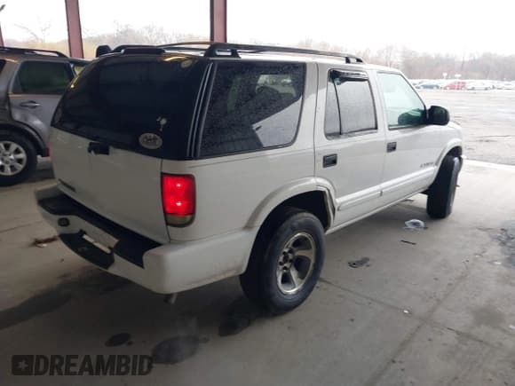 ✅ 2004 Chevrolet Blazer LS • VIN: 1GNDT13X64K129093 • Lot: 41860109. Wystawiony na IAAI z przebiegiem 175 588 mil. Bezpłatny archiwum sprzedaży aukcyjnych z USA i szczegółowy raport historii pojazdu na DreamBid. Zdjęcie 4.
