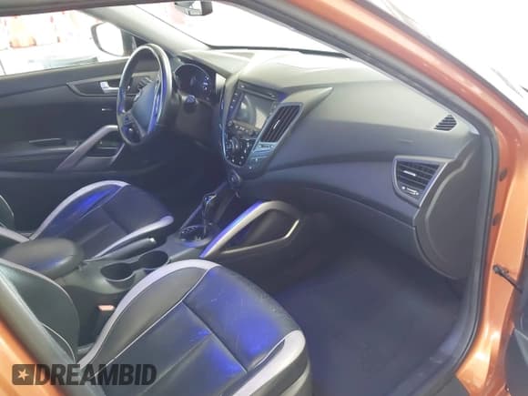 ✅ 2013 Hyundai Veloster Turbo • VIN: KMHTC6AE2DU178083 • Lot: 43039378. Wystawiony na IAAI z przebiegiem 126 260 mil. Bezpłatny archiwum sprzedaży aukcyjnych z USA i szczegółowy raport historii pojazdu na DreamBid. Zdjęcie 5.