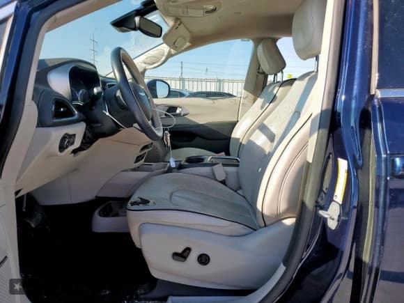 ✅ 2018 Chrysler Pacifica Hybrid Limited • VIN: 2C4RC1N71JR168456 • Lot: 81914685. Listed on Copart with 142,886 mi. Free auction sales archive from the USA and detailed vehicle history report at DreamBid. Image 7.