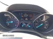 ✅ 2017 Ford Escape SE • VIN: 1FMCU9G9XHUD90910 • Lot: 42333320. Wystawiony na IAAI z przebiegiem 103 073 mil. Bezpłatny archiwum sprzedaży aukcyjnych z USA i szczegółowy raport historii pojazdu na DreamBid. Zdjęcie 7.