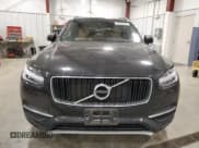 ✅ 2018 Volvo XC90 Momentum • VIN: YV4A22PK1J1207328 • Lot: 92316625. Wystawiony na Copart z przebiegiem 129 290 mil. Bezpłatny archiwum sprzedaży aukcyjnych z USA i szczegółowy raport historii pojazdu na DreamBid. Zdjęcie 5.