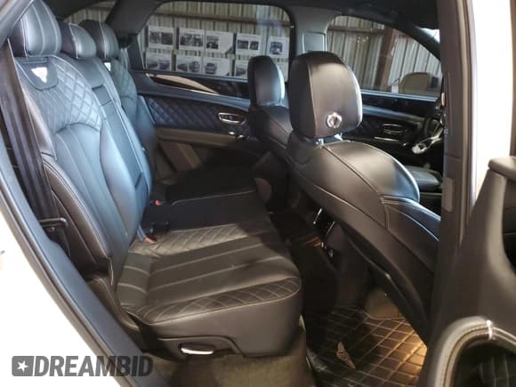 ✅ 2017 Bentley Bentayga W12 • VIN: SJAAC2ZV6HC015698 • Lot: 44499271. Wystawiony na Copart z przebiegiem 35 124 mil. Bezpłatny archiwum sprzedaży aukcyjnych z USA i szczegółowy raport historii pojazdu na DreamBid. Zdjęcie 10.