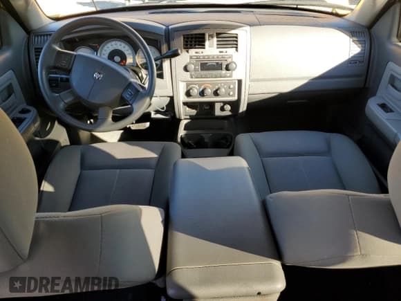 ✅ 2006 Dodge Dakota SLT • VIN: 1D7HW48N56S573813 • Lot: 90356055. Wystawiony na Copart z przebiegiem 133 646 mil. Bezpłatny archiwum sprzedaży aukcyjnych z USA i szczegółowy raport historii pojazdu na DreamBid. Zdjęcie 8.