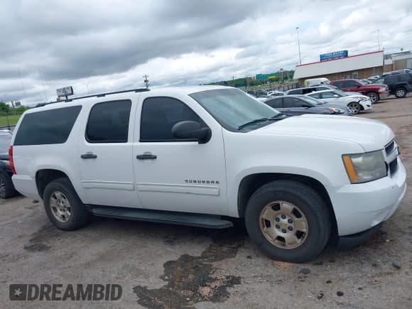 ✅ 2010 Chevrolet Suburban LS • VIN: 1GNUCHE09AR200640 • Lot: 42326053. Listed on IAAI with 218,327 mi. Free auction sales archive from the USA and detailed vehicle history report at DreamBid. Image 13.