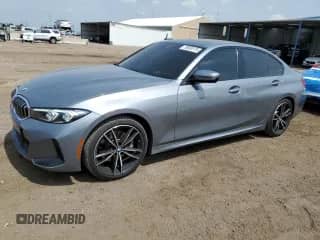 2023 BMW 3 Series 330i xDrive z VIN 3MW89FF04P8D64180, wystawiony jako Copart lot #70650175 z przebiegiem 19 552 mil mil oraz Czysty tytuł • Clean title. Historia ofert i sprzedaży dostępna na DreamBid. Obrazek 1.