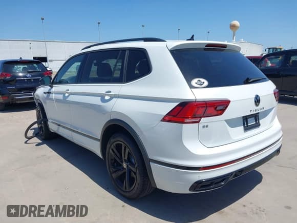 ✅ 2024 Volkswagen Tiguan SE R-Line Black • VIN: 3VVCB7AX8RM127246 • Lot: 41979898. Listed on IAAI with 15,950 mi. Free auction sales archive from the USA and detailed vehicle history report at DreamBid. Image 3.