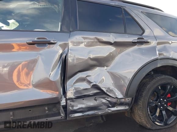 ✅ 2022 Ford Explorer ST • VIN: 1FM5K8GC3NGA17738 • Lot: 41546088. Wystawiony na IAAI z przebiegiem 54 636 mil. Bezpłatny archiwum sprzedaży aukcyjnych z USA i szczegółowy raport historii pojazdu na DreamBid. Zdjęcie 20.