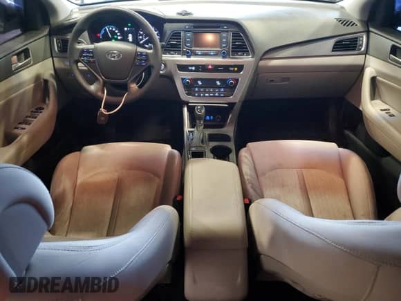 ✅ 2016 Hyundai Sonata SE • VIN: KMHE24L10GA027047 • Lot: 90625665. Wystawiony na Copart z przebiegiem 75 138 mil mil. Skorzystaj z bezpłatnego archiwum sprzedaży aukcyjnych z USA i zobacz szczegółowy raport historii pojazdu na DreamBid. Zdjęcie 8.