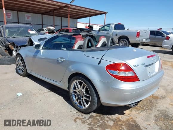✅ 2008 Mercedes-Benz SLK 350 • VIN: WDBWK56F08F181783 • Lot: 42153077. Listed on IAAI with 131,428 mi. Free auction sales archive from the USA and detailed vehicle history report at DreamBid. Image 3.
