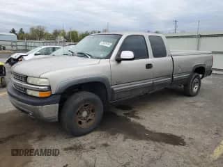 2000 Chevrolet Silverado 2500 LT z VIN 1GCGK29U0YE159920, wystawiony jako Copart lot #53829755 z przebiegiem 104 964 mil mil oraz Czysty tytuł • Clean title. Historia ofert i sprzedaży dostępna na DreamBid. Obrazek 1.