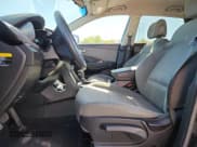 ✅ 2017 Hyundai Santa Fe 2.4L • VIN: 5NMZTDLB6HH004648 • Lot: 82200395. Wystawiony na Copart z przebiegiem 97 307 mil. Bezpłatny archiwum sprzedaży aukcyjnych z USA i szczegółowy raport historii pojazdu na DreamBid. Zdjęcie 7.