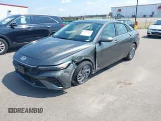 2025 Hyundai Elantra Blue z VIN KMHLM4DJ0SU131352, wystawiony jako IAAI lot #42869650 z przebiegiem 14 030 mil mil oraz . Historia ofert i sprzedaży dostępna na DreamBid. Obrazek 2.