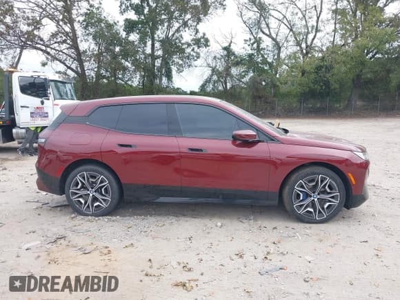 ✅ 2024 BMW iX xDrive50 • VIN: WB523CF07RCN63482 • Lot: 43406139. Wystawiony na IAAI z przebiegiem 26 929 mil. Bezpłatny archiwum sprzedaży aukcyjnych z USA i szczegółowy raport historii pojazdu na DreamBid. Zdjęcie 12.