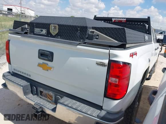 2017 Chevrolet Silverado 2500HD Work Truck z VIN 1GC2KUEG9HZ295302, wystawiony jako IAAI lot #43012648 z przebiegiem 173 469 mil mil oraz . Historia ofert i sprzedaży dostępna na DreamBid. Obrazek 4.