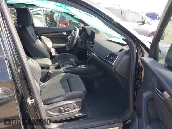 ✅ 2024 Audi SQ5 Premium Plus • VIN: WA1B4AFY8R2023134 • Lot: 43447041. Wystawiony na IAAI z przebiegiem 16 154 mil. Bezpłatny archiwum sprzedaży aukcyjnych z USA i szczegółowy raport historii pojazdu na DreamBid. Zdjęcie 5.