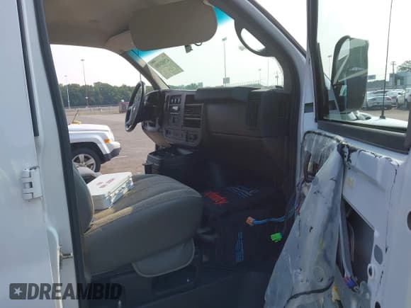 ✅ 2015 Chevrolet Express Cargo • VIN: 1GCWGFCF6F1158726 • Lot: 42902480. Wystawiony na IAAI z przebiegiem 172 635 mil. Bezpłatny archiwum sprzedaży aukcyjnych z USA i szczegółowy raport historii pojazdu na DreamBid. Zdjęcie 5.