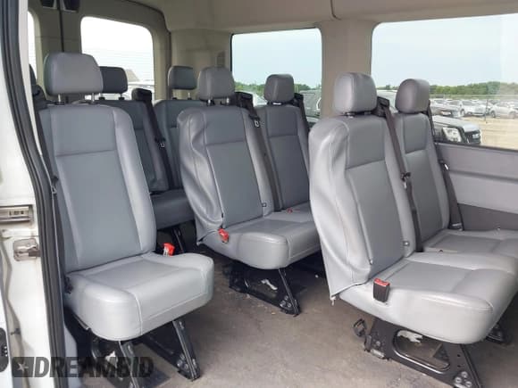 ✅ 2017 Ford Transit XL • VIN: 1FMZK1CM9HKA28283 • Lot: 39970695. Wystawiony na IAAI z przebiegiem 151 916 mil. Bezpłatny archiwum sprzedaży aukcyjnych z USA i szczegółowy raport historii pojazdu na DreamBid. Zdjęcie 7.