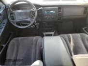 ✅ 2002 Dodge Dakota SLT • VIN: 1B7HG48N42S633579 • Lot: 85963804. Wystawiony na Copart z przebiegiem 142 691 mil. Bezpłatny archiwum sprzedaży aukcyjnych z USA i szczegółowy raport historii pojazdu na DreamBid. Zdjęcie 8.