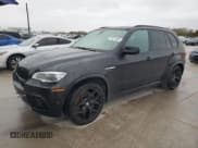 ✅ 2013 BMW X5 M • VIN: 5YMGY0C58D0C11736 • Lot: 85212564. Wystawiony na Copart z przebiegiem 93 146 mil. Bezpłatny archiwum sprzedaży aukcyjnych z USA i szczegółowy raport historii pojazdu na DreamBid. Zdjęcie 1.