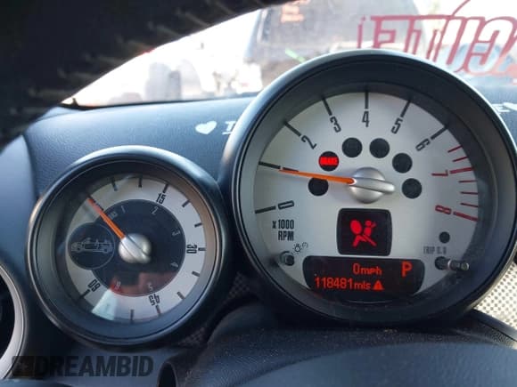 ✅ 2013 MINI Convertible S • VIN: WMWZP3C55DT705938 • Lot: 41372294. Wystawiony na IAAI z przebiegiem 118 481 mil. Bezpłatny archiwum sprzedaży aukcyjnych z USA i szczegółowy raport historii pojazdu na DreamBid. Zdjęcie 7.