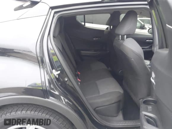 ✅ 2021 Toyota C-HR LE • VIN: JTNKHMBX9M1125805 • Lot: 42984580. Wystawiony na IAAI z przebiegiem 50 322 mil. Bezpłatny archiwum sprzedaży aukcyjnych z USA i szczegółowy raport historii pojazdu na DreamBid. Zdjęcie 8.