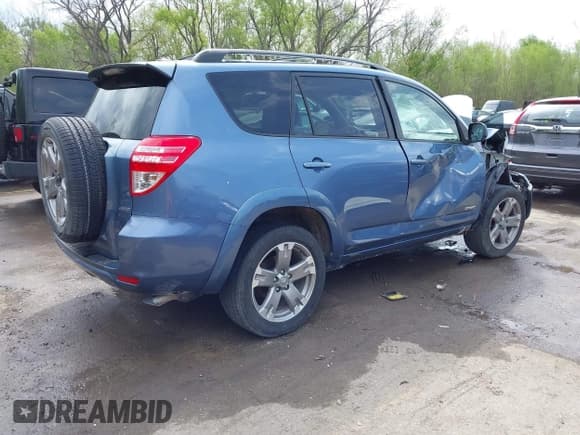 ✅ 2010 Toyota RAV4 Sport • VIN: JTMRF4DV9AD021572 • Lot: 41889657. Listed on IAAI with 150,878 mi. Free auction sales archive from the USA and detailed vehicle history report at DreamBid. Image 4.