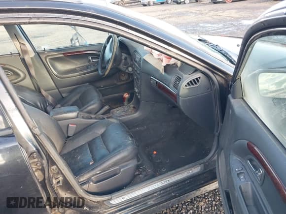 ✅ 2002 Volvo V40 • VIN: YV1VW29512F803232 • Лот: 41117493. Опубликован ранее на IAAI с пробегом 195 964 миль. Бесплатный доступ к архиву аукционных продаж из США и подробный отчёт об истории автомобиля на DreamBid. Изображение 5.