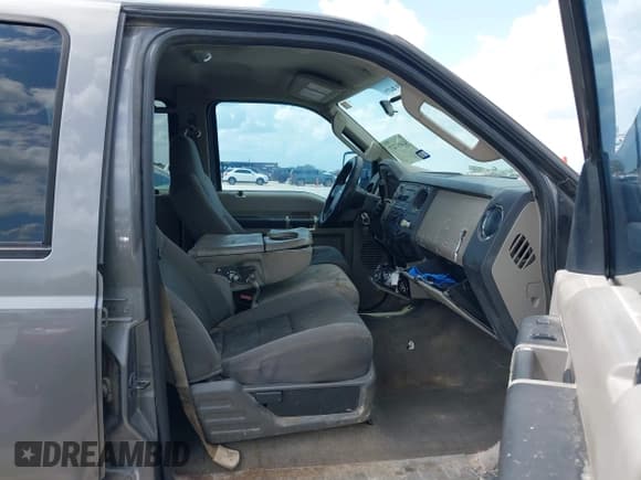 ✅ 2009 Ford F-250 XL • VIN: 1FTSW21519EB01299 • Lot: 42491327. Wystawiony na IAAI z przebiegiem 235 705 mil. Bezpłatny archiwum sprzedaży aukcyjnych z USA i szczegółowy raport historii pojazdu na DreamBid. Zdjęcie 5.